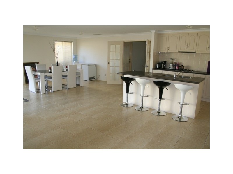 14 Barnes Avenue, Australind WA 6233