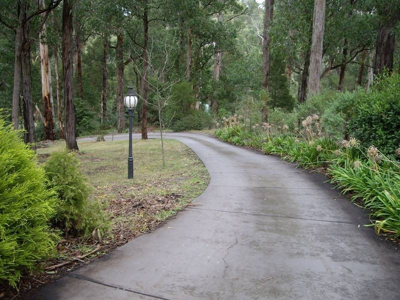 6 Tuttawatta Road, Selby VIC 3159