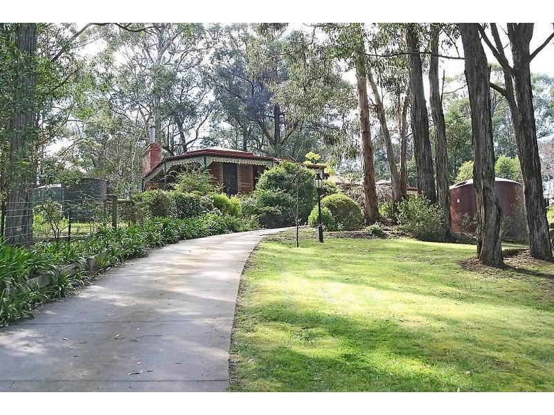 6 Tuttawatta Road, Selby VIC 3159