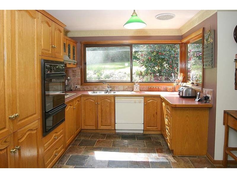 6 Tuttawatta Road, Selby VIC 3159