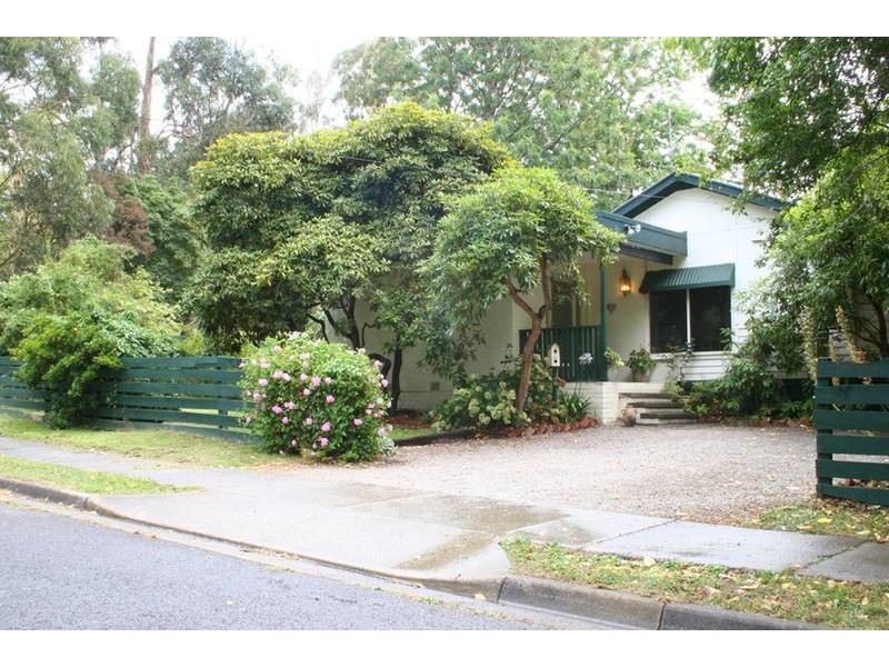 11 Pioneer Avenue, Upwey VIC 3158