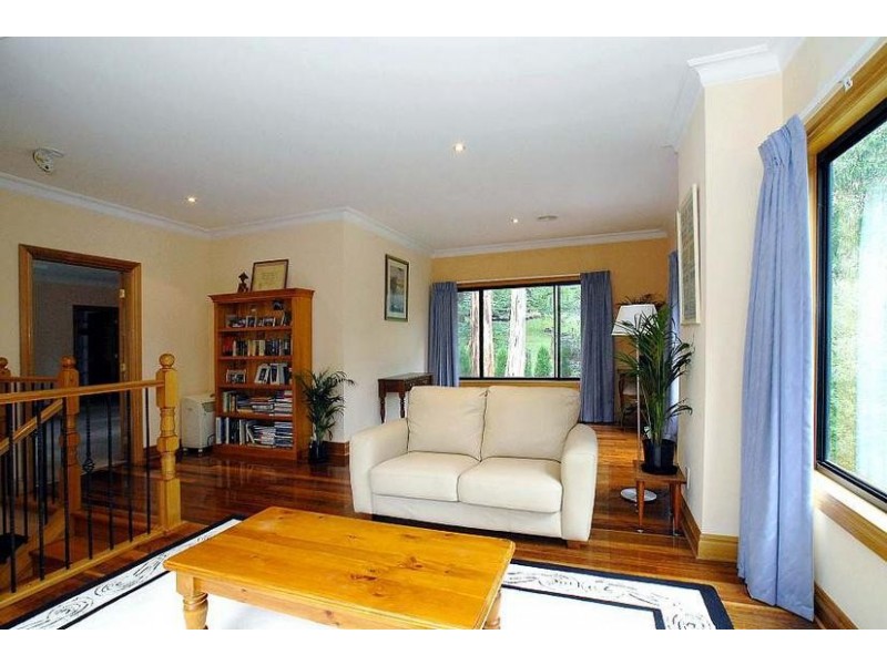 6 Gordon Avenue, Tecoma VIC 3160