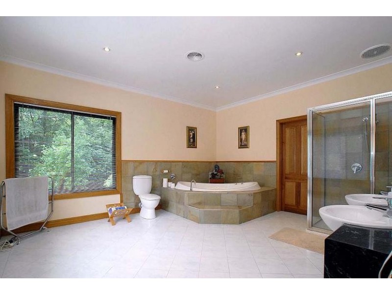 6 Gordon Avenue, Tecoma VIC 3160