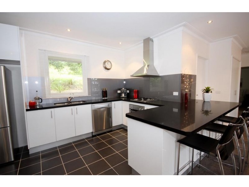 16 Poplar Crescent, Emerald VIC 3782