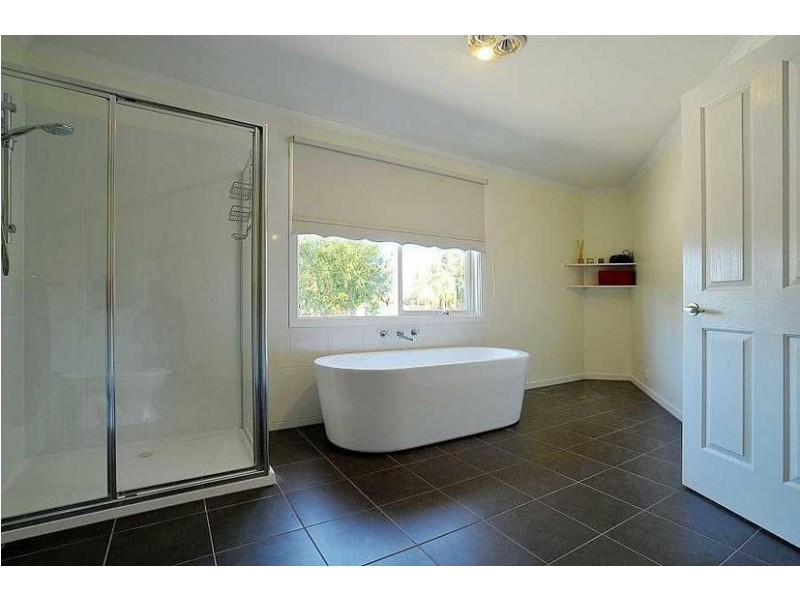 2 Renown Street, Ferntree Gully VIC 3156