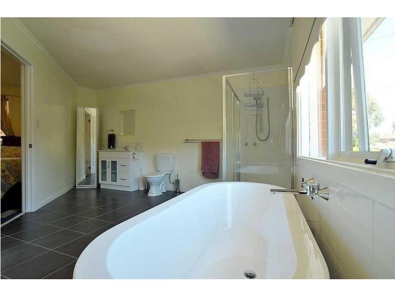 2 Renown Street, Ferntree Gully VIC 3156