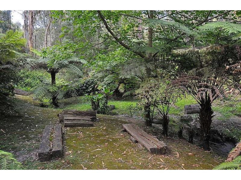 4 Woodland Grove, Selby VIC 3159