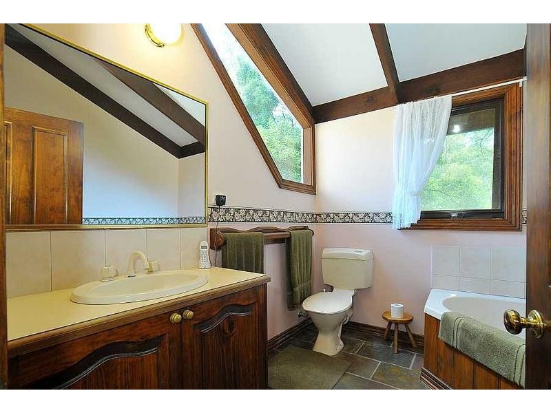 4 Woodland Grove, Selby VIC 3159