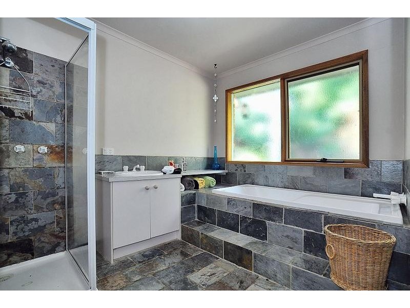 2 Vernon Street, Upper Ferntree Gully VIC 3156