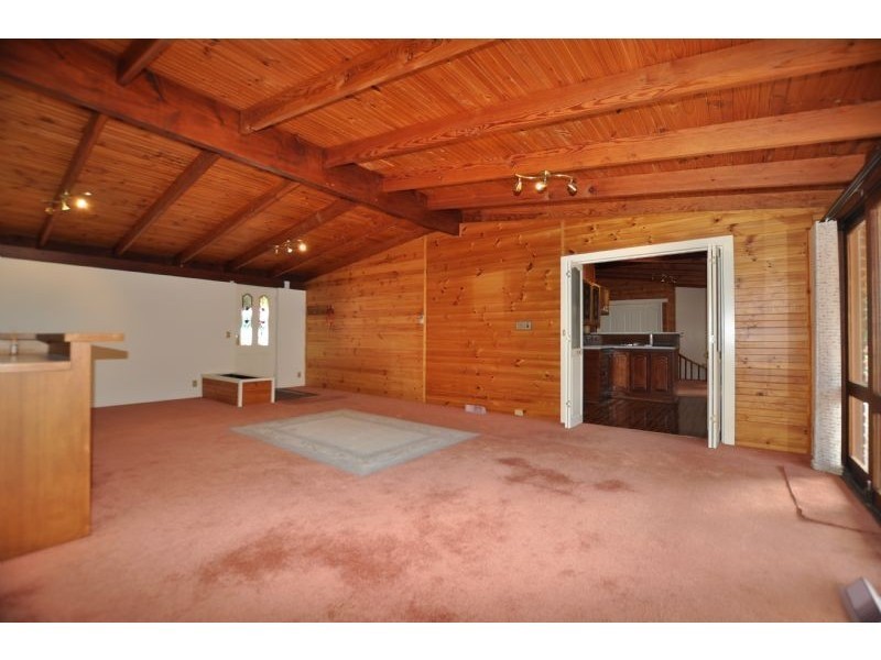 8 Caroline Crescent, Emerald VIC 3782