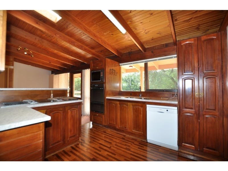 8 Caroline Crescent, Emerald VIC 3782