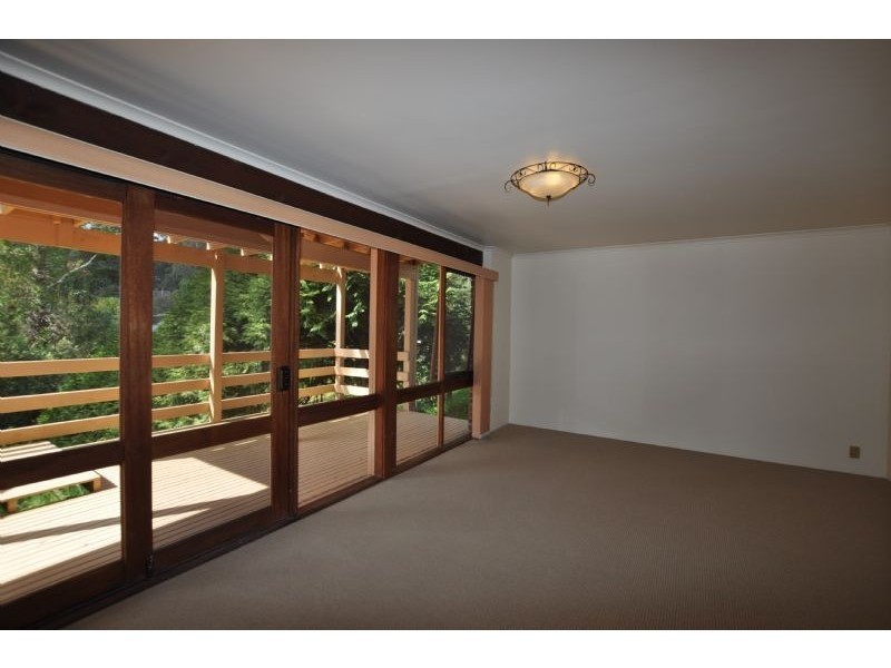 8 Caroline Crescent, Emerald VIC 3782