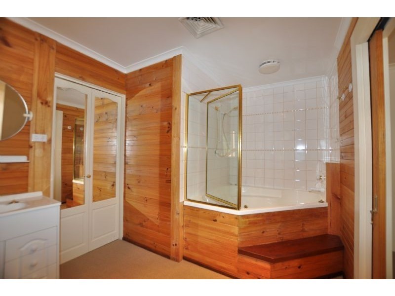 8 Caroline Crescent, Emerald VIC 3782