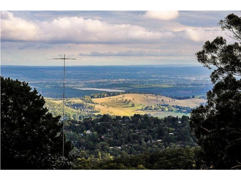 8 Kallamonda Road, Ferny Creek VIC 3786