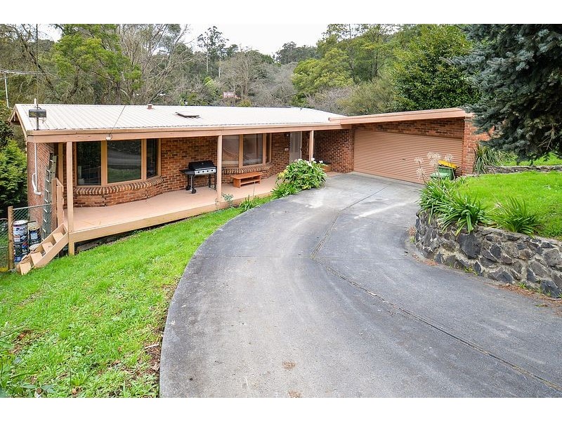 8 Caroline Crescent, Emerald VIC 3782