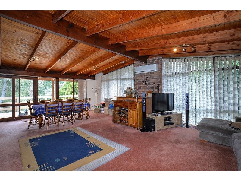 8 Caroline Crescent, Emerald VIC 3782