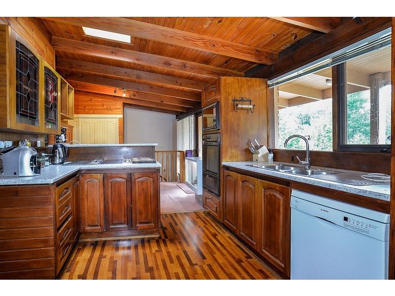 8 Caroline Crescent, Emerald VIC 3782