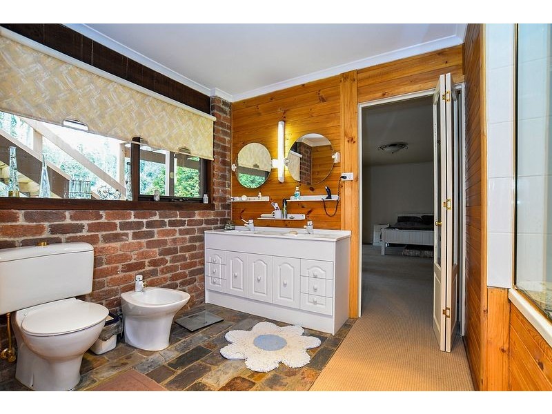 8 Caroline Crescent, Emerald VIC 3782