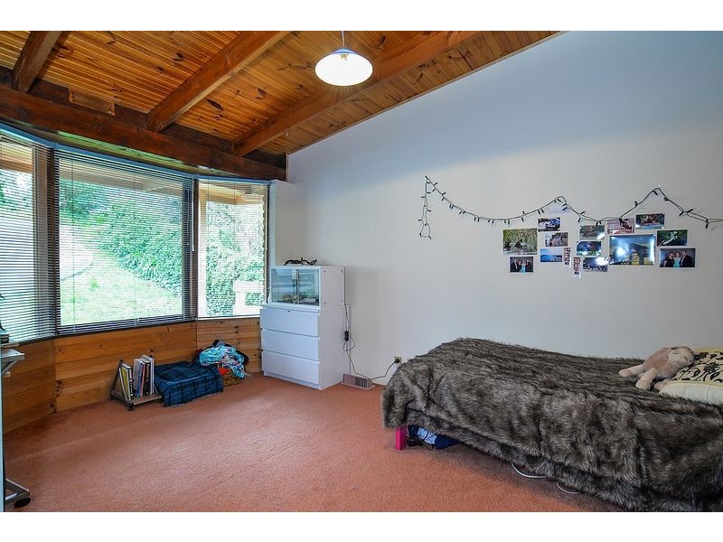 8 Caroline Crescent, Emerald VIC 3782