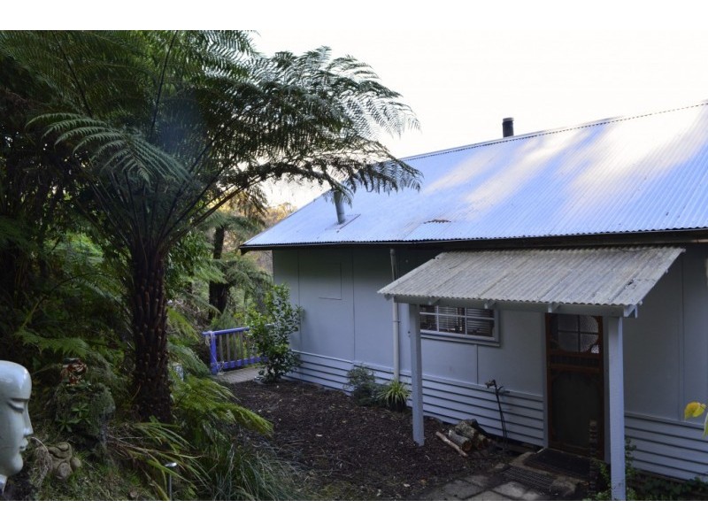 8 Eveline Road, Selby VIC 3159