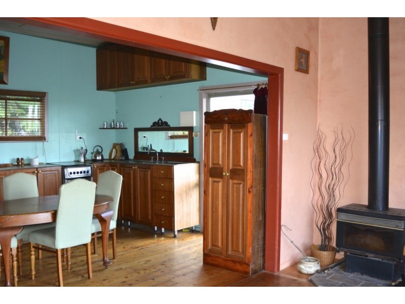 8 Eveline Road, Selby VIC 3159