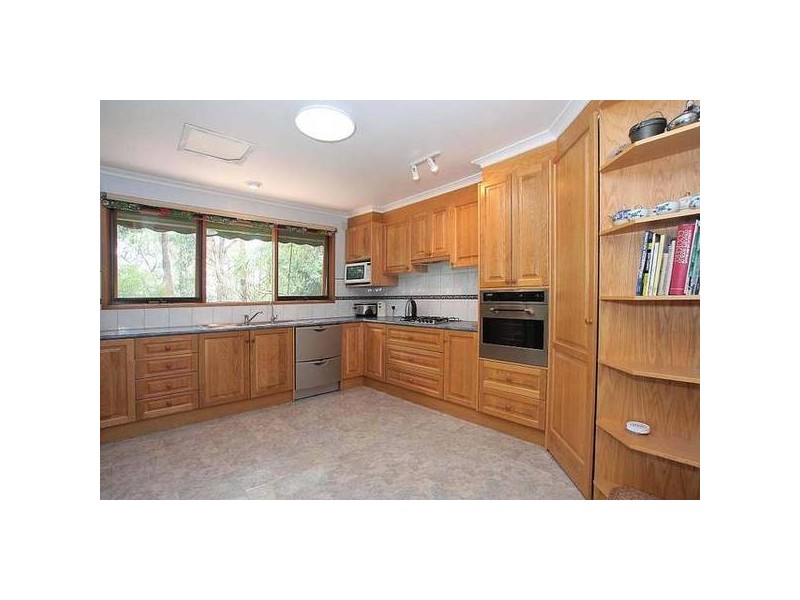 6 Kitchener Road, Tecoma VIC 3160