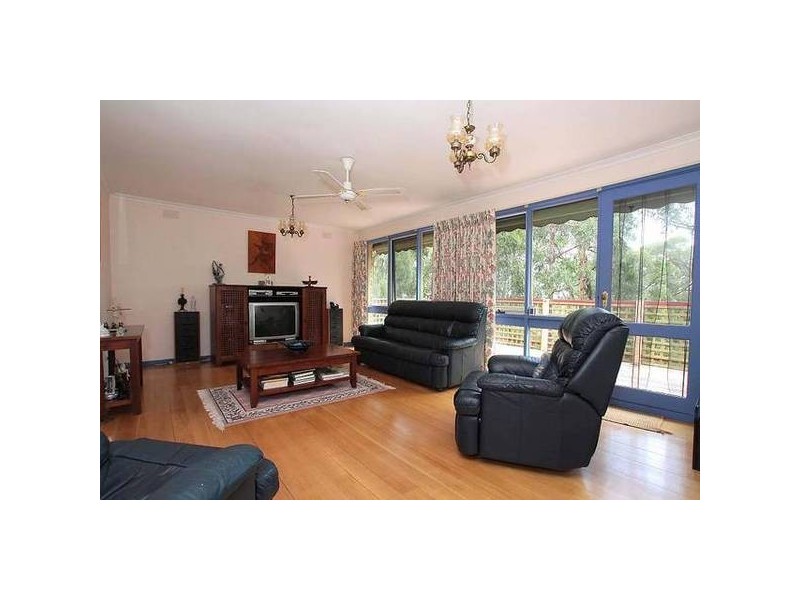 6 Kitchener Road, Tecoma VIC 3160
