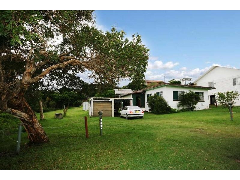 17 Pointsettia Crescent, Brooms Head NSW 2463