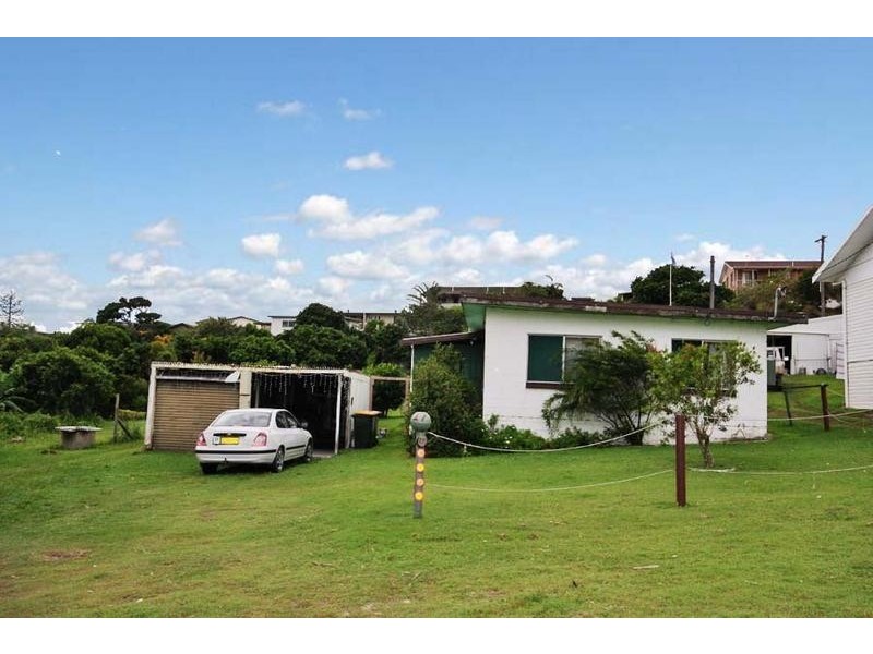 17 Pointsettia Crescent, Brooms Head NSW 2463