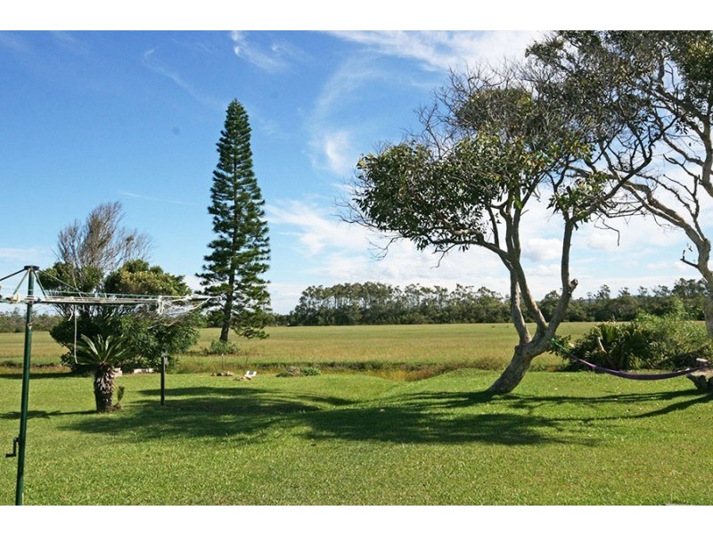 16 Honeysuckle Street, Brooms Head NSW 2463