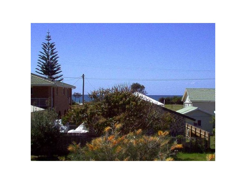 15 Honeysuckle Street, Brooms Head NSW 2463