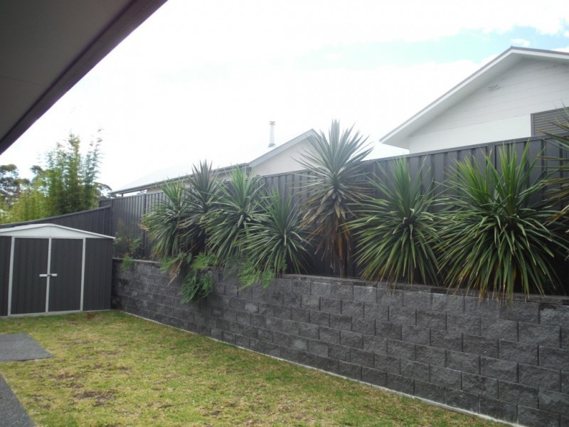 17 Rushland Drive, Fern Bay NSW 2295