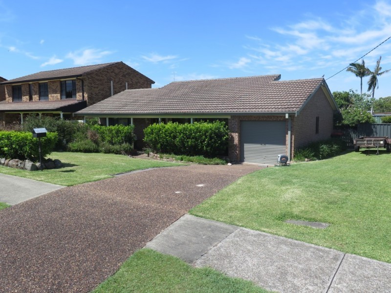 8 Greenslopes Drive, Raymond Terrace NSW 2324