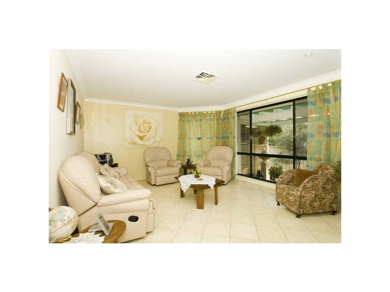 Freesia Crescent, Bomaderry NSW 2541