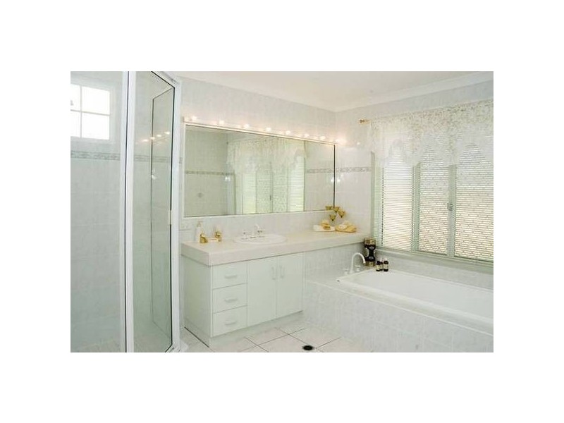 18 Sam Bezzina Drive, Beaconsfield QLD 4740