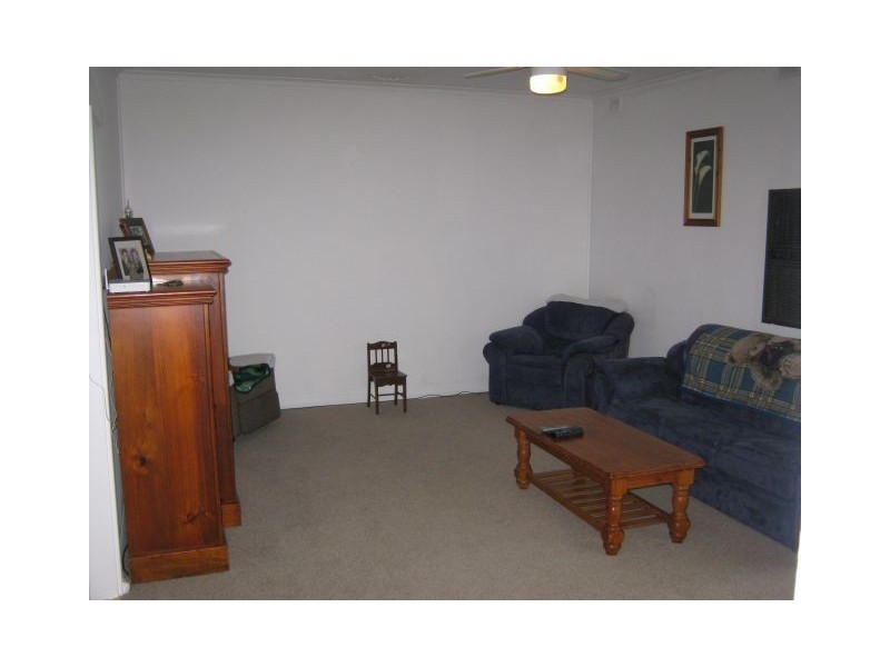 8 Fourth St, Bordertown SA 5268