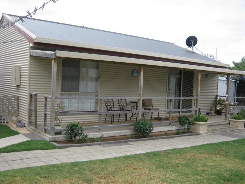 8 Fourth St, Bordertown SA 5268