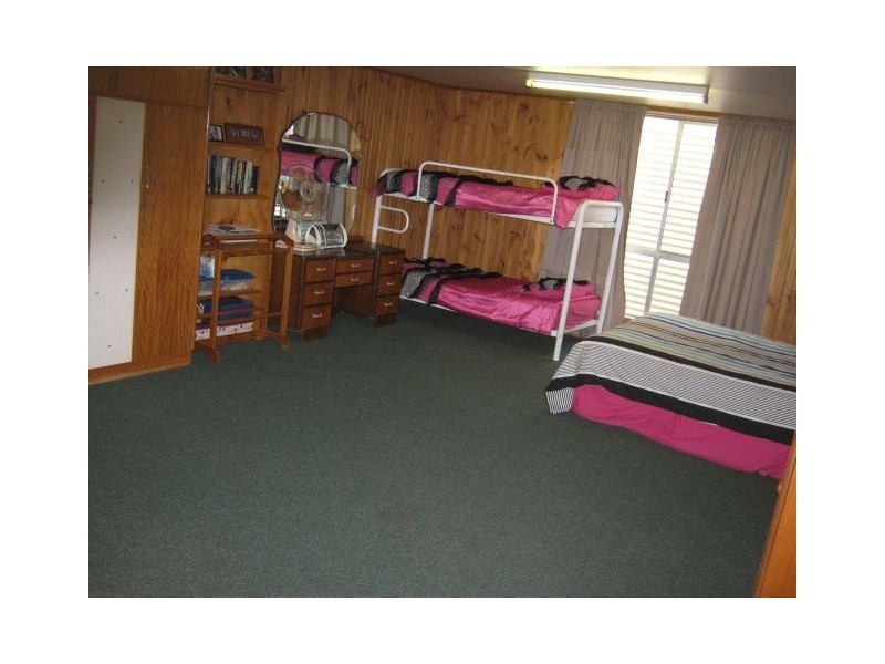 8 Fourth St, Bordertown SA 5268