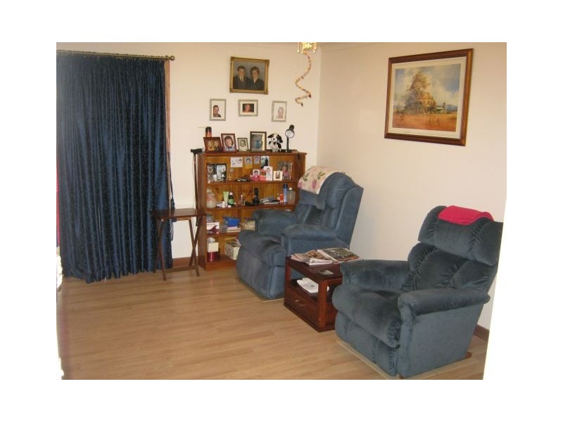 8 Fourth St, Bordertown SA 5268