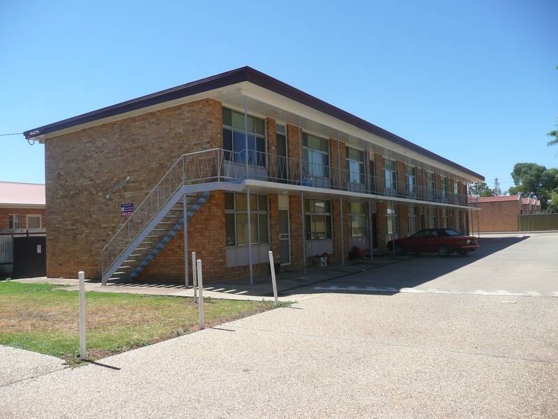 8/27 Couch Road, Griffith NSW 2680