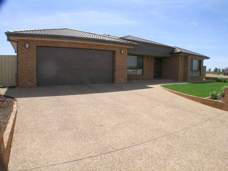 8 Gillmartin Drive, Griffith NSW 2680