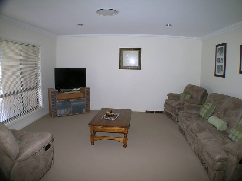 8 Gillmartin Drive, Griffith NSW 2680