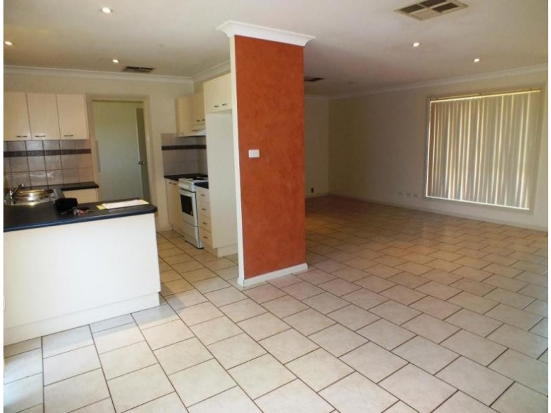 4 Evanside Parade, Griffith NSW 2680