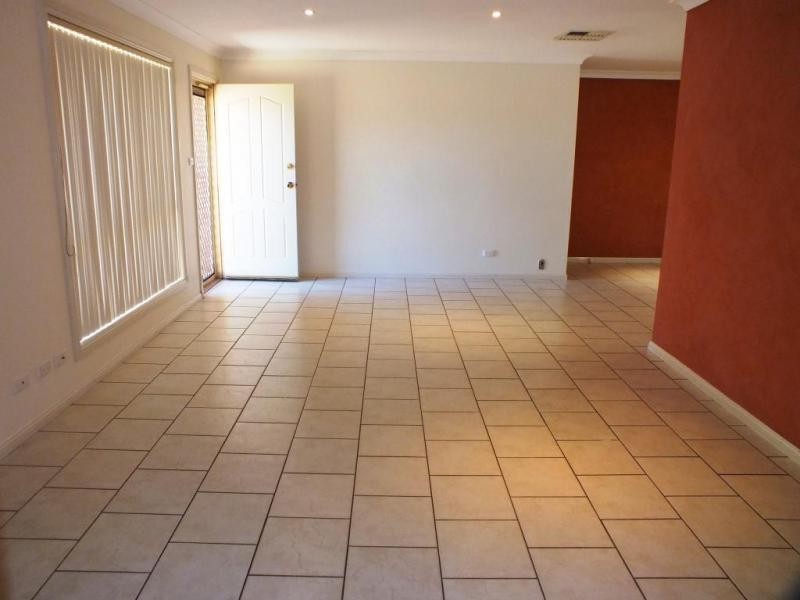 4 Evanside Parade, Griffith NSW 2680
