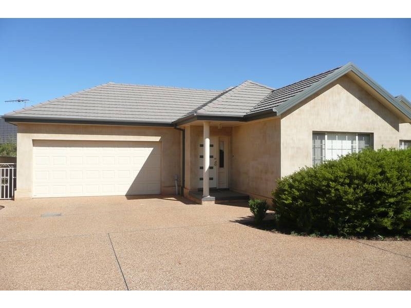 b/17 Powys Place, Griffith NSW 2680