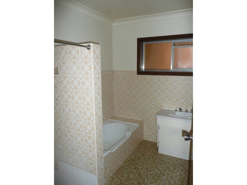 1/2 Hart Street, Griffith NSW 2680