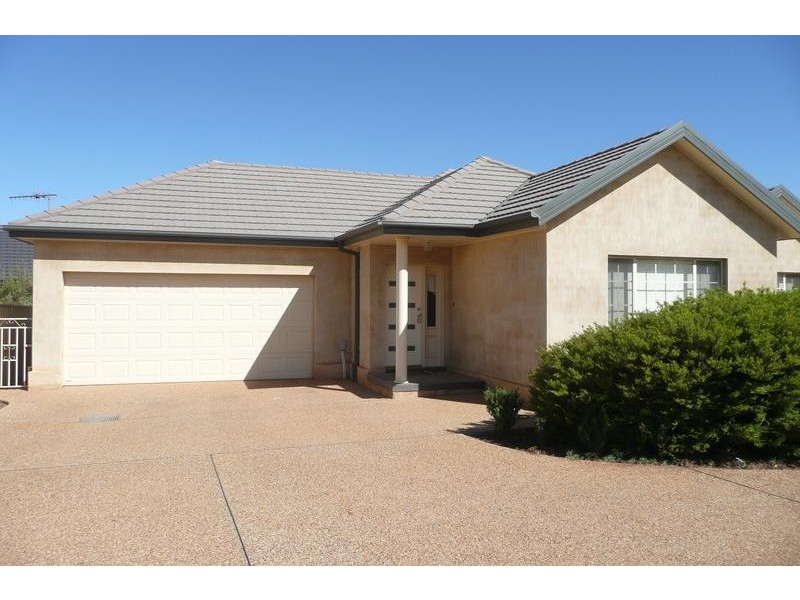 b/17 Powys Place, Griffith NSW 2680