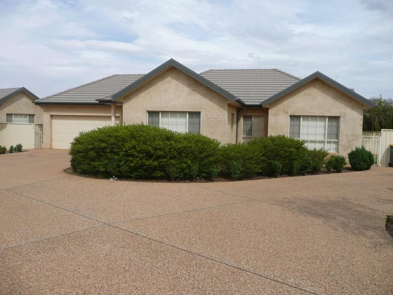 b/17 Powys Place, Griffith NSW 2680