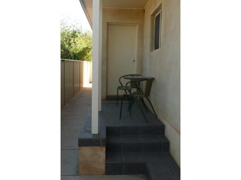 b/17 Powys Place, Griffith NSW 2680