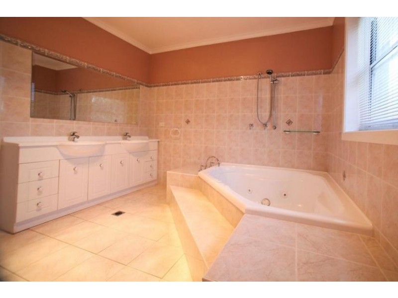 24 Lawford Crescent, Griffith NSW 2680